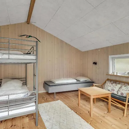 Pet Friendly In With Kitchen *