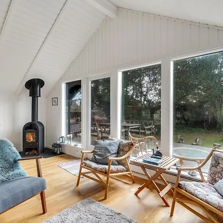 Pet Friendly In With Kitchen